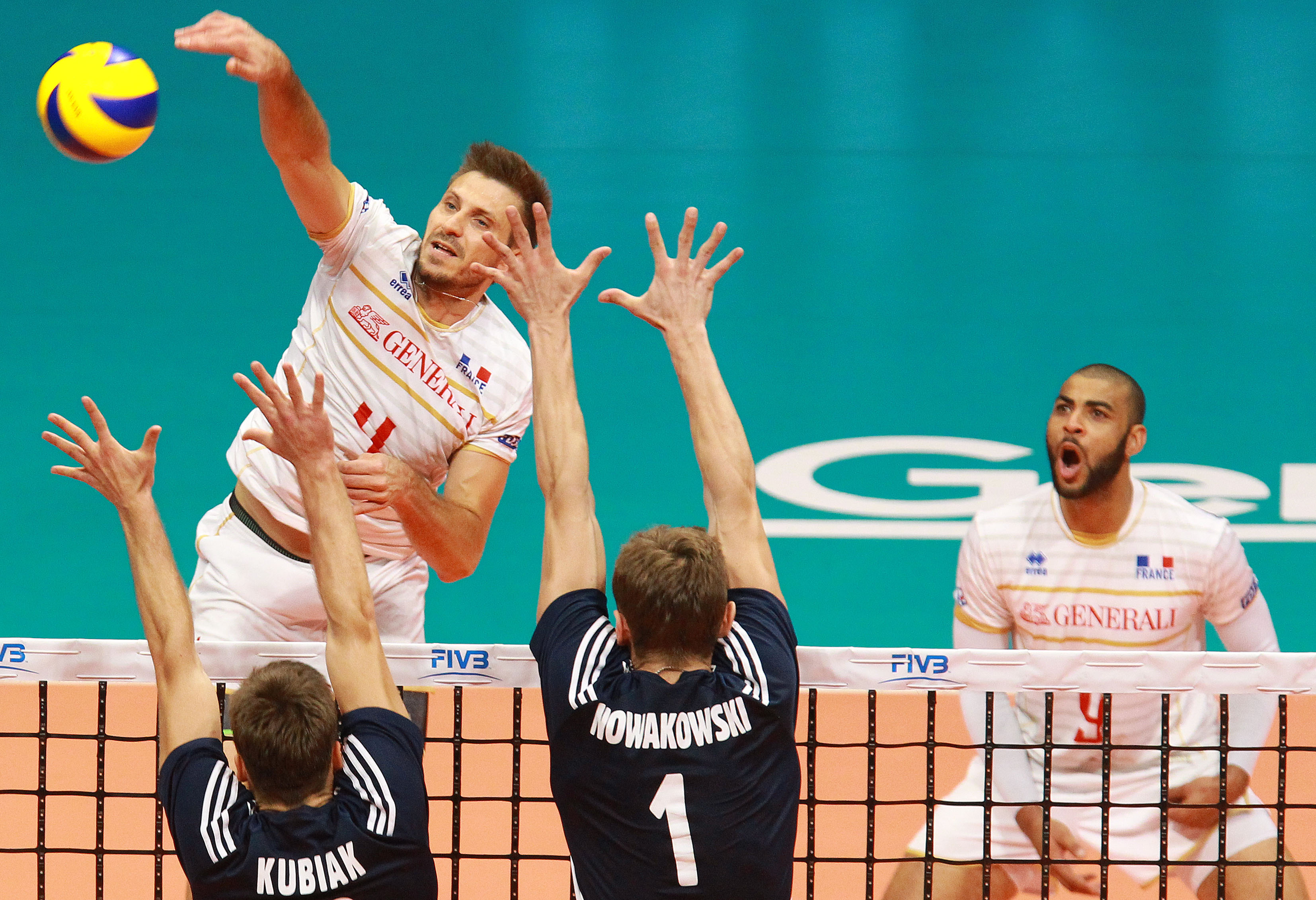 FrancesAntoninRouzierspikesoverPolandsblock