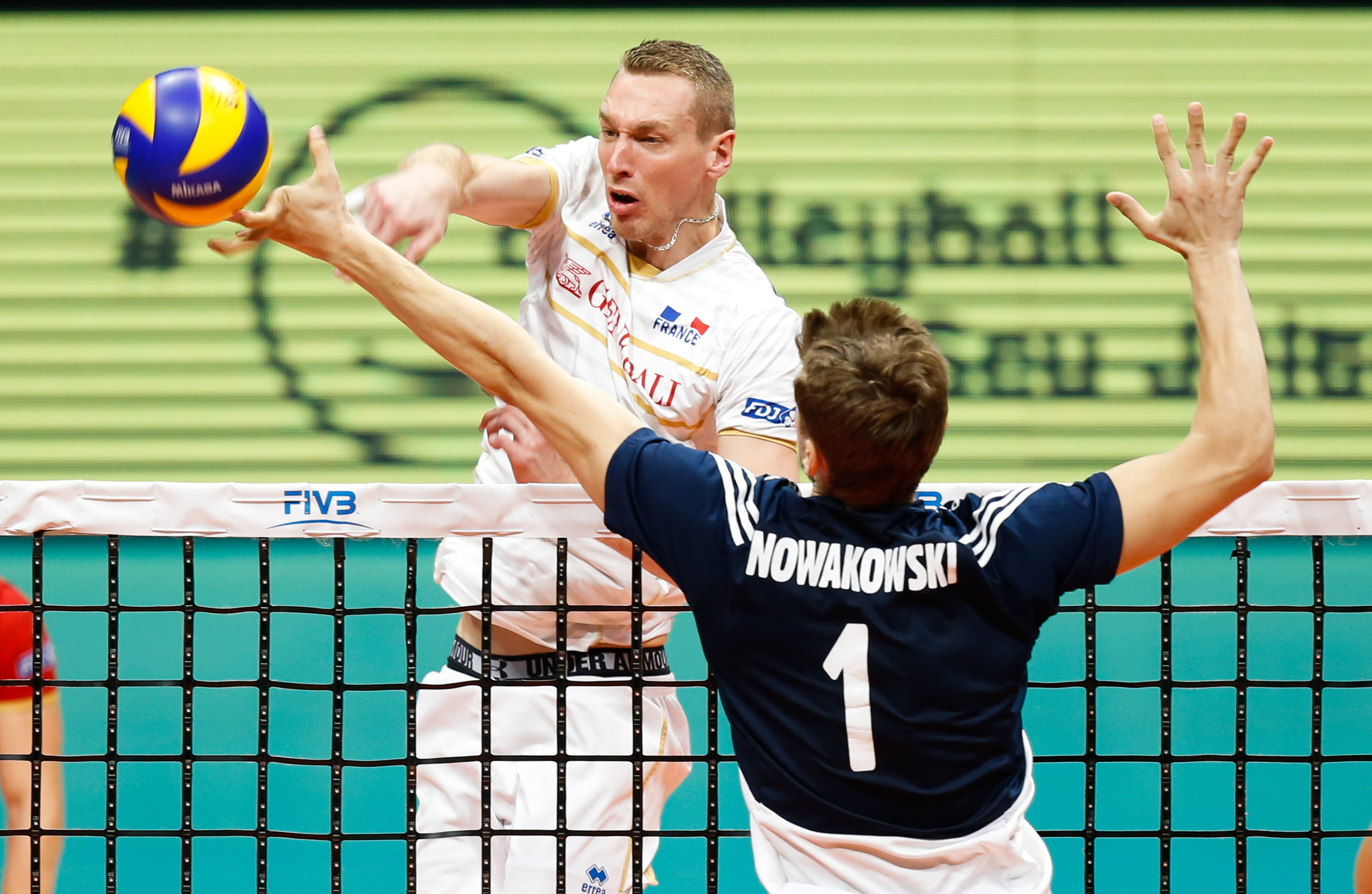 PiotrNowakowskiofPolandblocksthaball