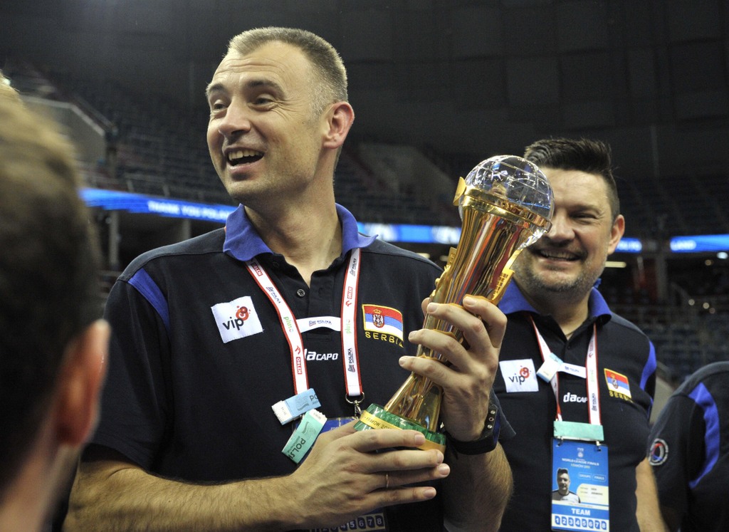 ProudcoachofSerbiaNikolaGrbiwiththetrophy
