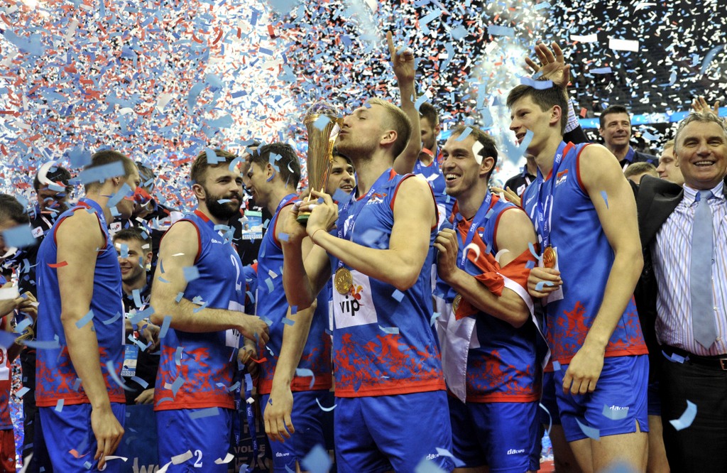 TeamSerbiacelebratesthevictorywiththetrophy