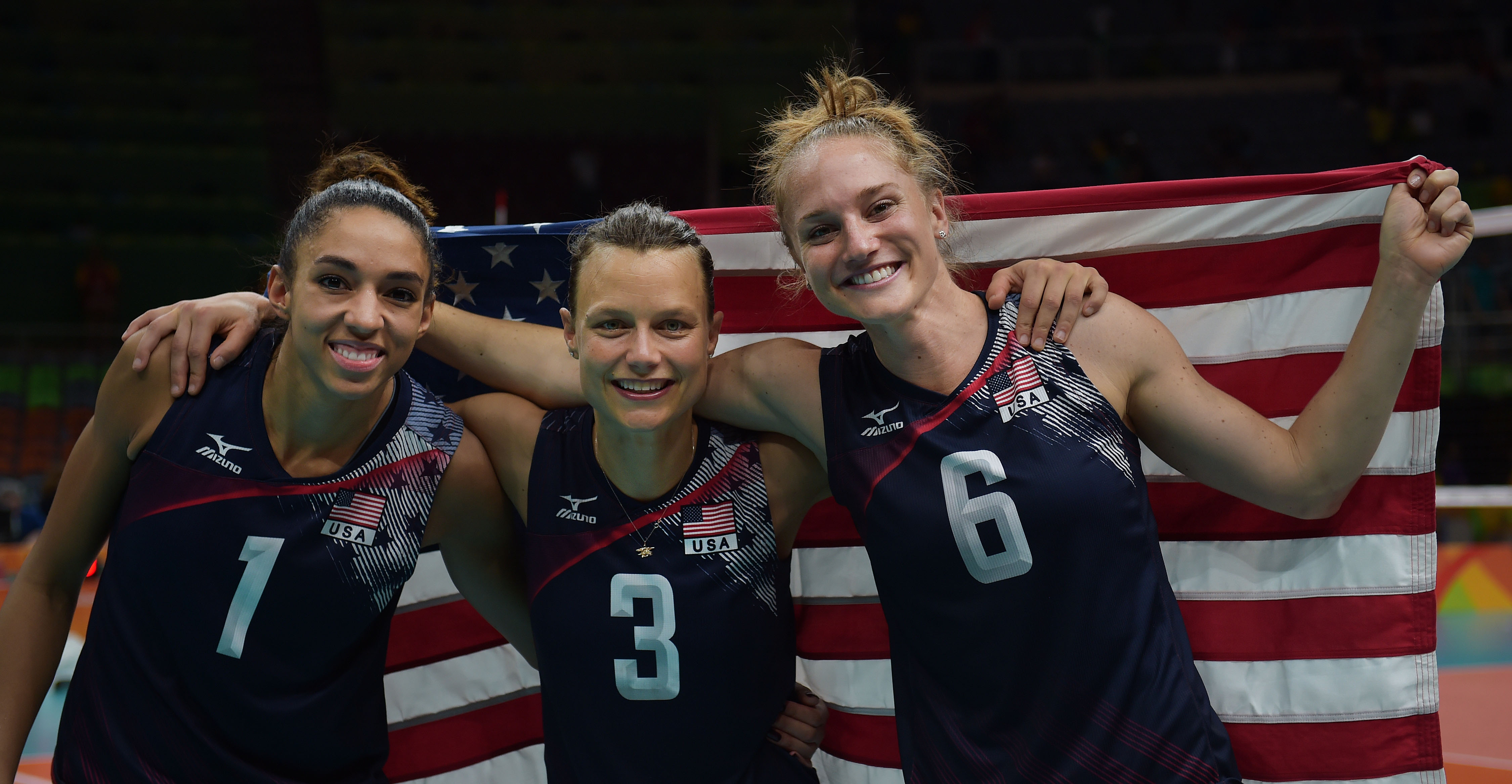 AmericanplayersAlishaGlassCourtneyThompsonandCarliLloydposeforapictureafterwinningthebronzemedal
