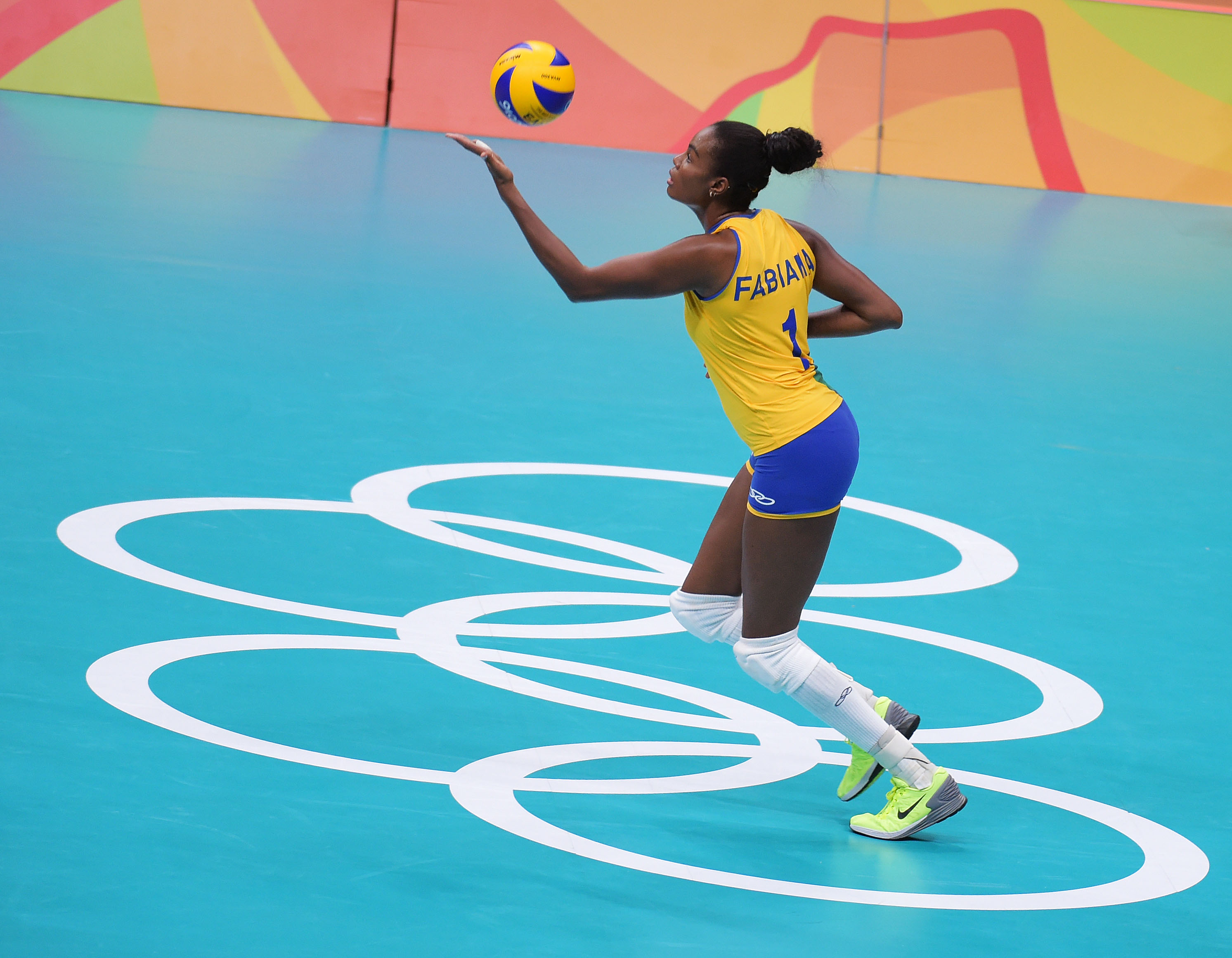 BrazilianFabianaClaudinopreparestoserve