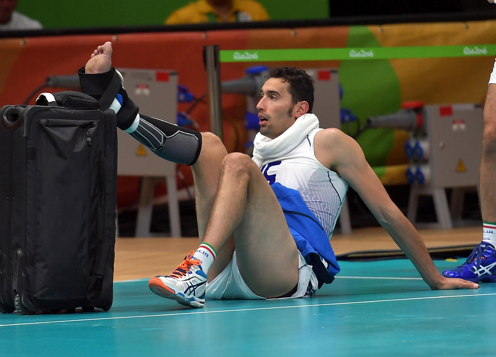 EmanueleBirarelliofItalyinjured (1)-001