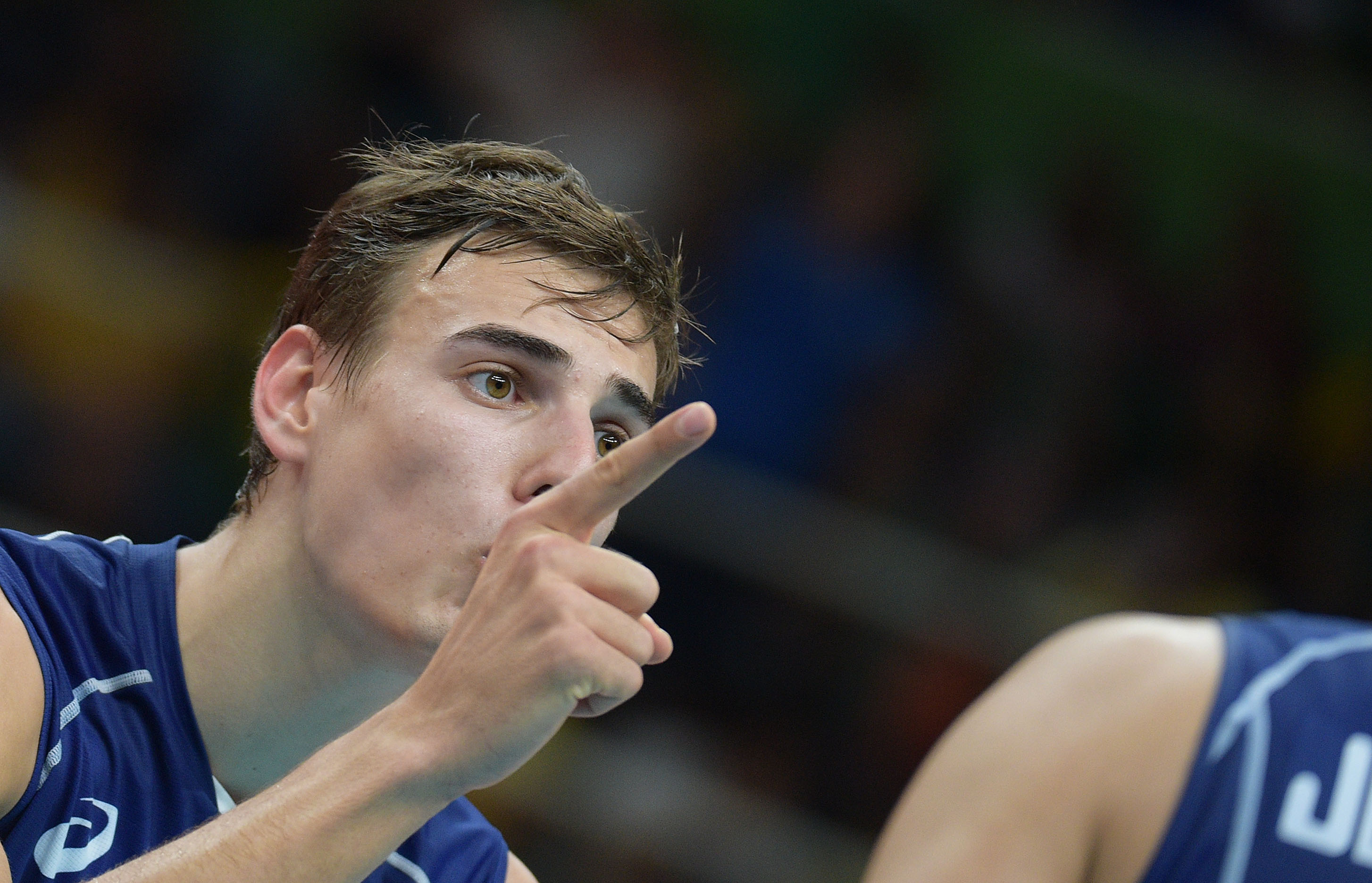 SimoneGiannelliofItalytalkstoteammateduringthematch