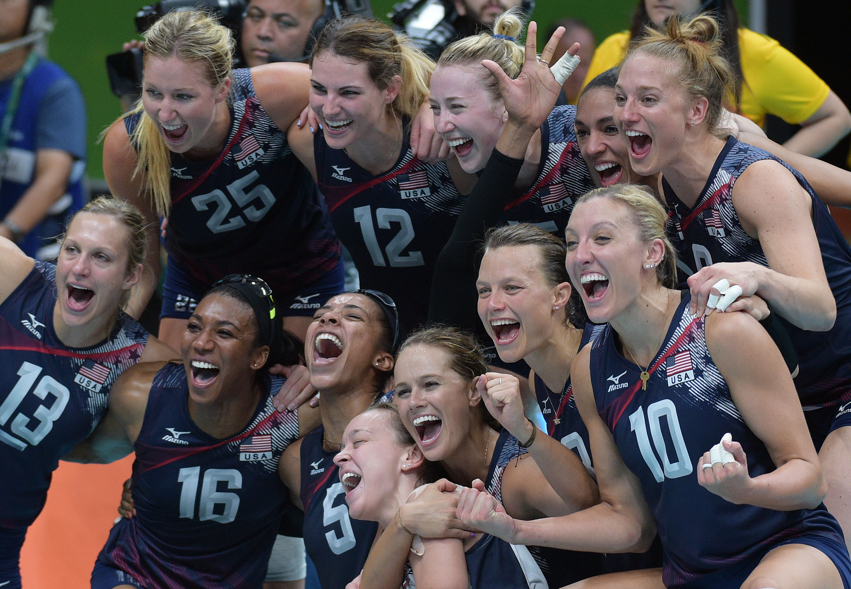 UnitedStatesteamposesforapictureaftertheirvictoryagainstNetherlandsandwinningtheBronzemedal