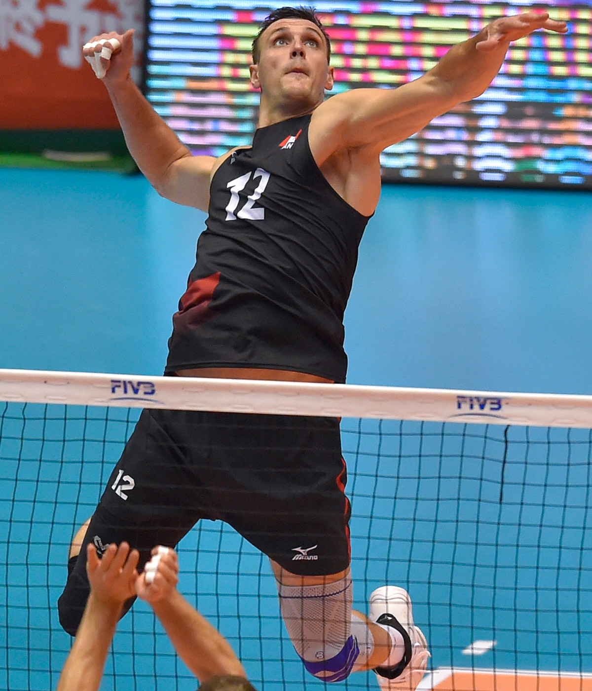 gavin-schmitt-serve-1400